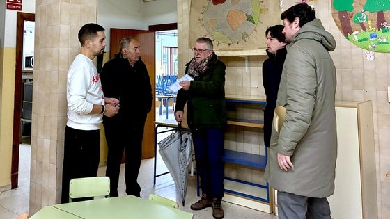 Huétor Vega formaliza el contrato para la adaptación de los comedores escolares en cocinas 'in situ'