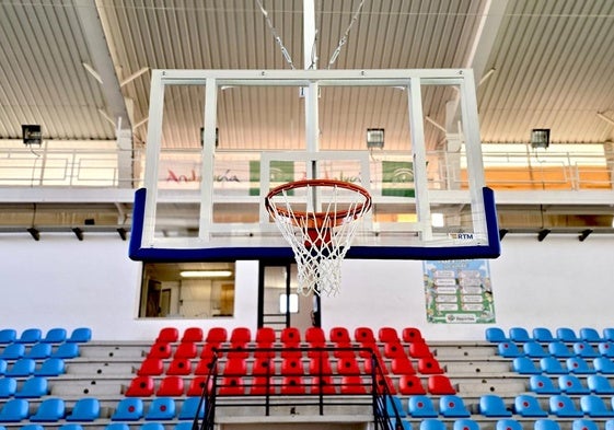 Una de las nuevas canastas en el pabellón La Libertad de Huétor Vega.