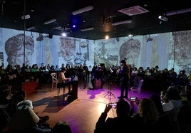 Martina Garrido Fernández de Vera y los hermanos Redondo Rivera, envueltos por el público y proyecciones de Taller de Arte Local 17.