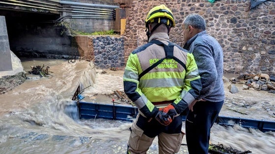 El Ayuntamiento de Huétor Vega actúa con rapidez ante el desbordamiento de una acequia