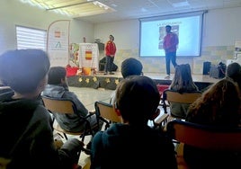 María del Mar Pérez y Alejandro Aguilar se dirigen al alumnado de cuarto de Primaria.