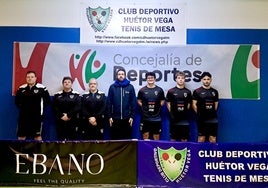 El conjunto hueteño (izquierda) cuajó una actuación sobresaliente ante el Vegas del Genil en Tercera División.