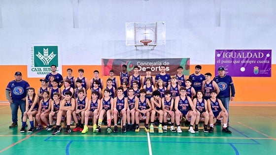 Huétor Vega inaugura sus nuevas canastas de baloncesto con el club local Blue Falcons