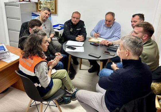 Reunión en el Centro de Coordinación Operativa Municipal para revisar protocolos y medidas de actuación.