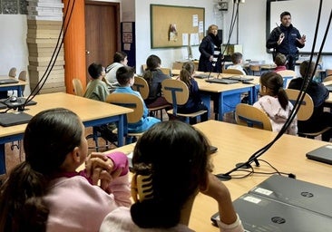 Charla impartida por el agente de la Policía Local Manuel Sánchez Valenzuela en el CEIP Mariana Pineda.