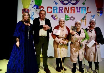 La concejala de Fiestas y el alcalde, en el concurso de disfraces de 2025.