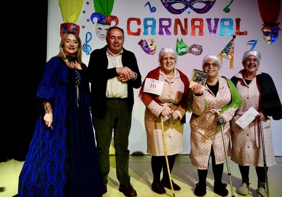 La concejala de Fiestas y el alcalde, en el concurso de disfraces de 2025.