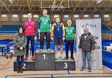 Alfonso Barrera, de azul marino y amarillo, tercero en Alcalá la Real.