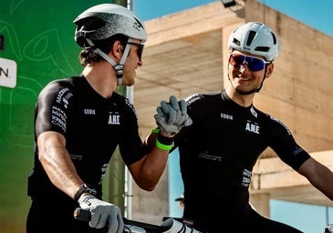 Decenas de ciclistas, vehículos de asistencia técnica y autocaravanas han tomado Huétor Vega.