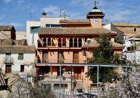 Aspecto actual de la fachada del Ayuntamiento de Huétor Vega, en la Plaza del Mentidero, con un color anaranjado suave.