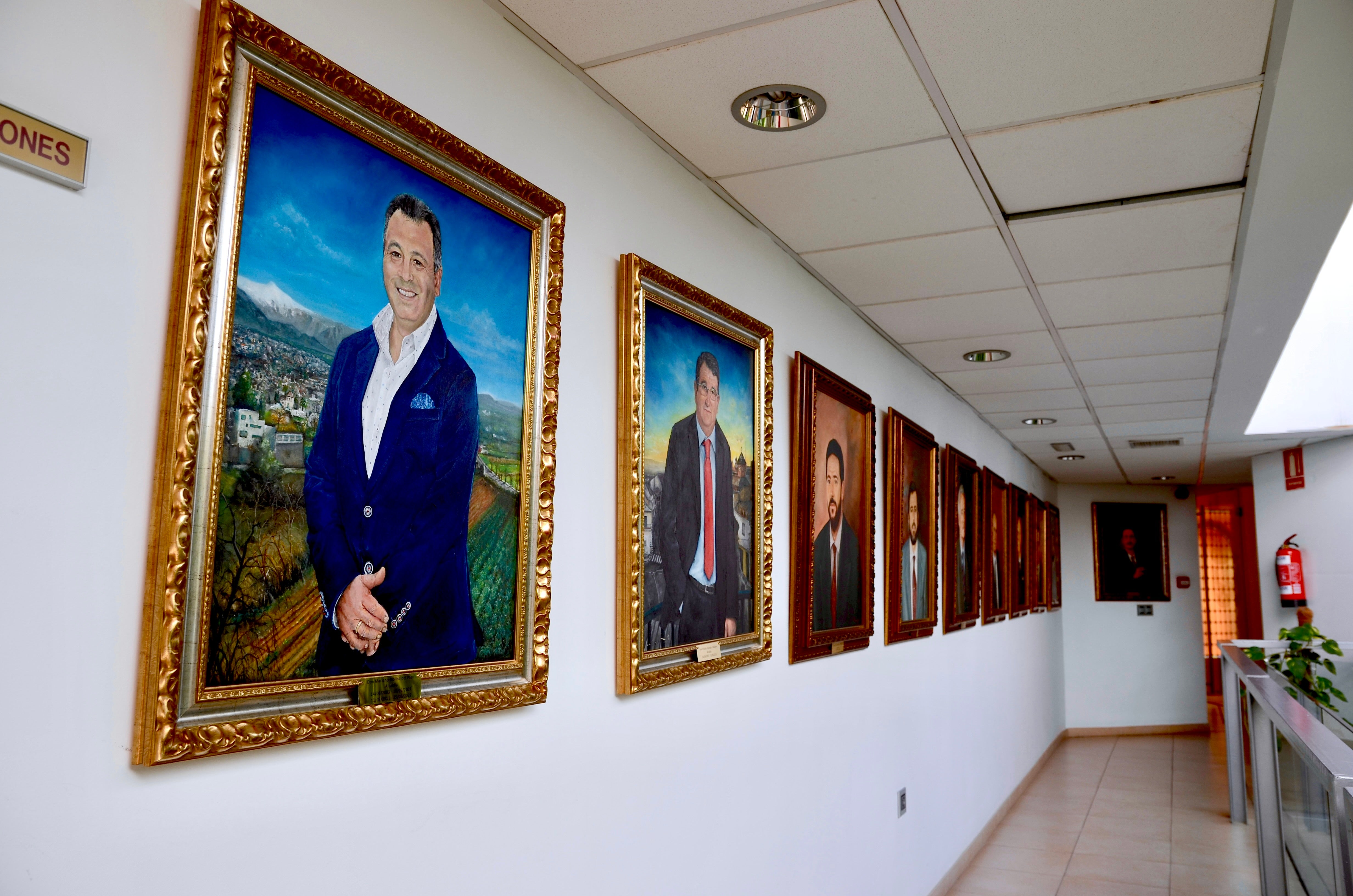 Imagen secundaria 1 - Decoración granadina y galería de retratos de alcaldes. 