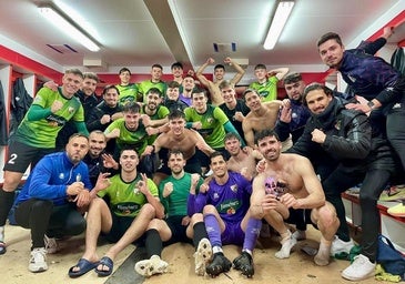 El CD Huétor Vega celebra esta victoria balsámica en la Ciudad Deportiva del Granada.