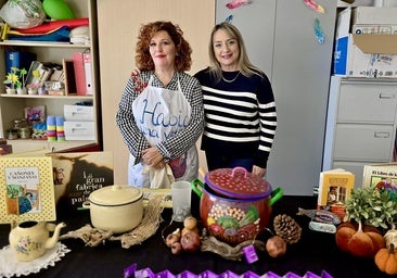 La narradora Pilar Mínguez, conocida como 'María del Charco', con la concejala de Igualdad, Carolina Higueras.