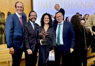 Representantes del IES Los Neveros, con el galardón en el Parque de las Ciencias de Granada.