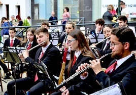 Concierto de Semana Santa de la Banda de Música de Huétor Vega en la Plaza de la Iglesia.