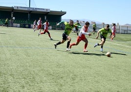 Duelo por un balón en el centro del campo del Municipal Las Viñas.