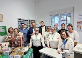 El alcalde y el concejal de Mayores (en el centro), con la Junta Local de la AECC.