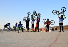 Diversos corredores, con sus bicicletas en el circuito de BMX de Huétor Vega.
