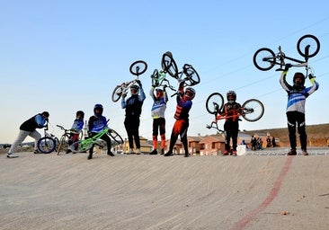 Diversos corredores, con sus bicicletas en el circuito de BMX de Huétor Vega.