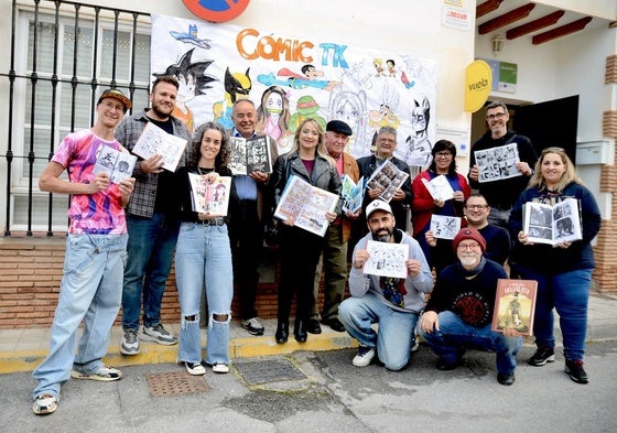 Los impulsores de la 'ComicTK', con miembros del equipo de gobierno local de Huétor Vega.