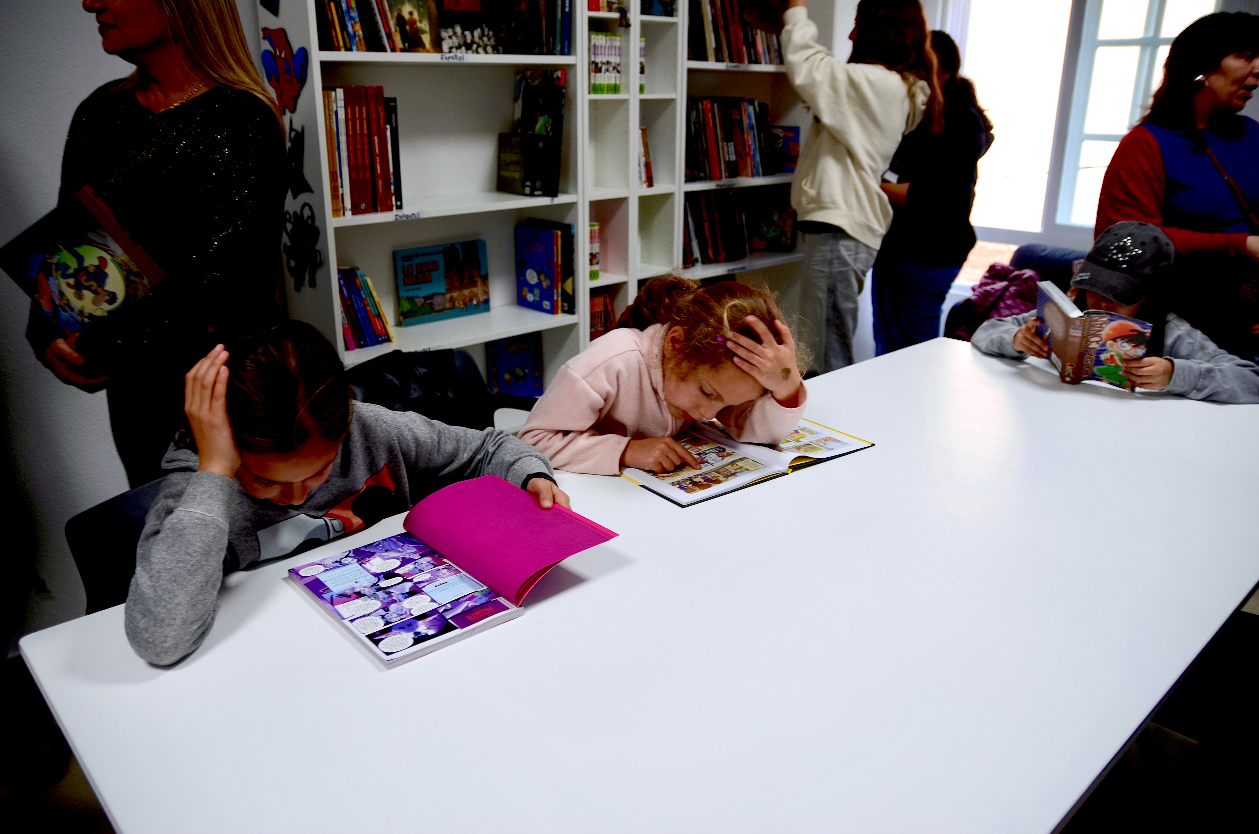 El público infantil empieza a disfrutar del nuevo espacio dedicado al cómic en el municipio.