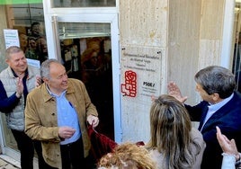 Descubrimiento de la placa, en la puerta de la sede, en la calle Martín Recuerda.
