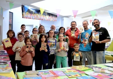 Los responsables de la nueva 'ComicTK' de Huétor Vega presentan el proyecto en la Feria del Libro del municipio.