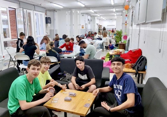 Reto del día: dejar los móviles a un lado y sentarse a jugar.