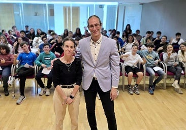 Olga Calvente, concejala de Educación, con José Cabrera Martos en el salón de plenos.