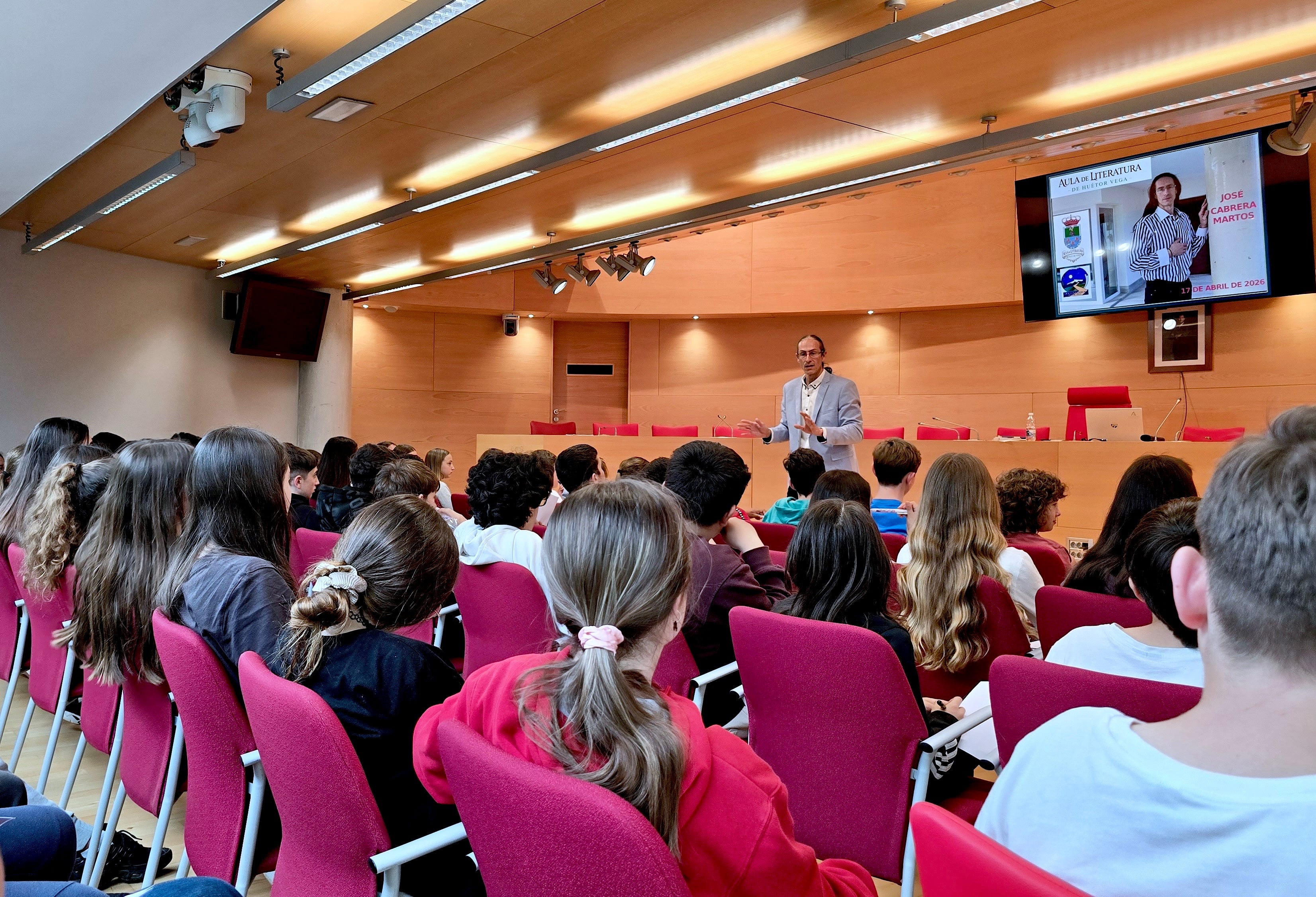 Cabrera Martos, ante el alumnado de primero de ESO.