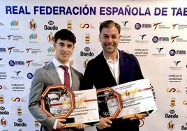 Álvaro Ballesteros y Rubén Hita, con sus premios nacionales en La Nucía (Alicante).