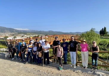 Parte del grupo de paseantes, en el primer puente de madera instalado en el nuevo sendero.