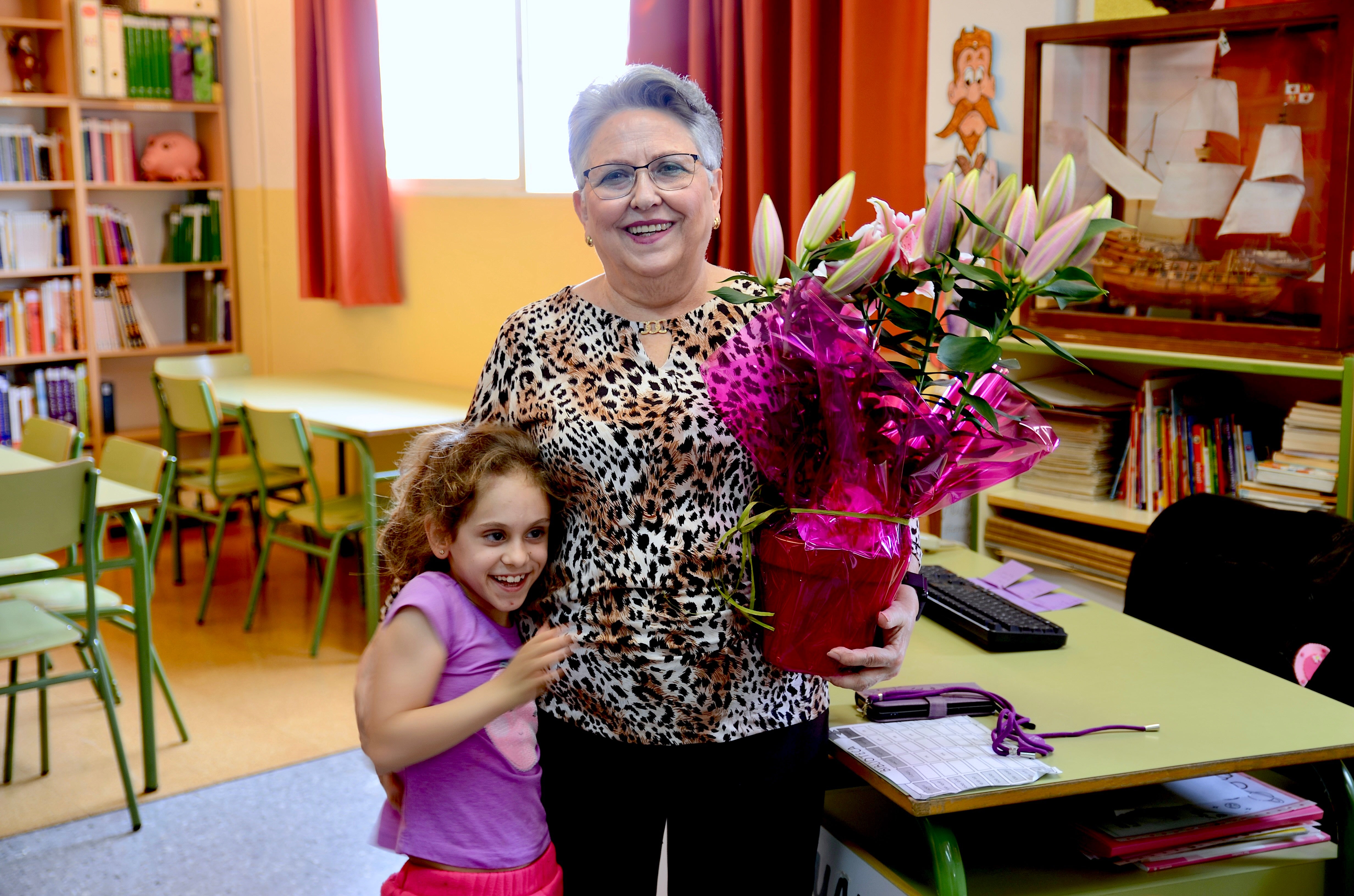Pilar Pérez Velazquez, con un ramo en señal de agradecimiento por confeccionar las cortinas.