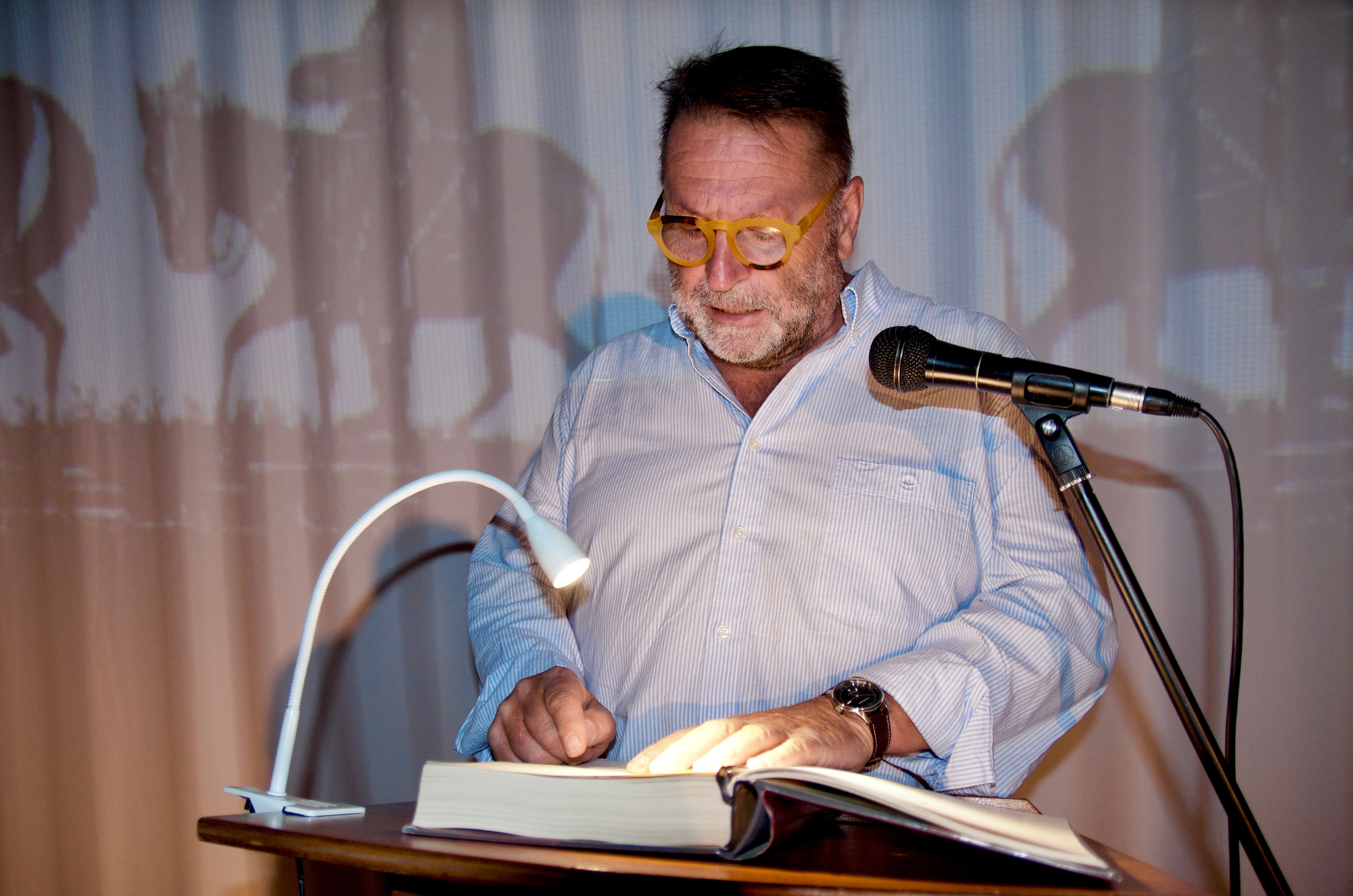 Huétor Vega lee 'El Quijote' en el Centro Huerta Cercada