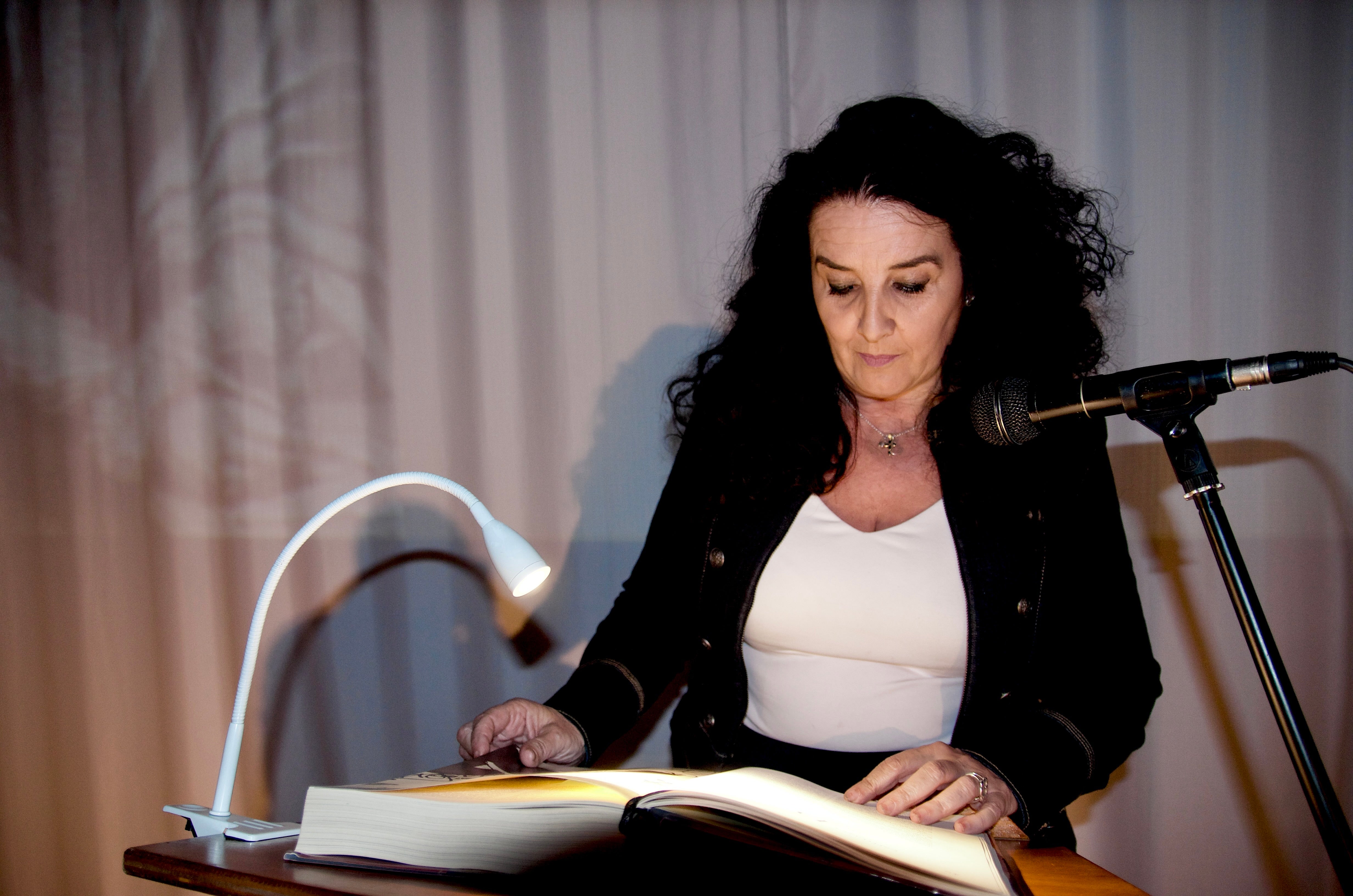 Huétor Vega lee 'El Quijote' en el Centro Huerta Cercada