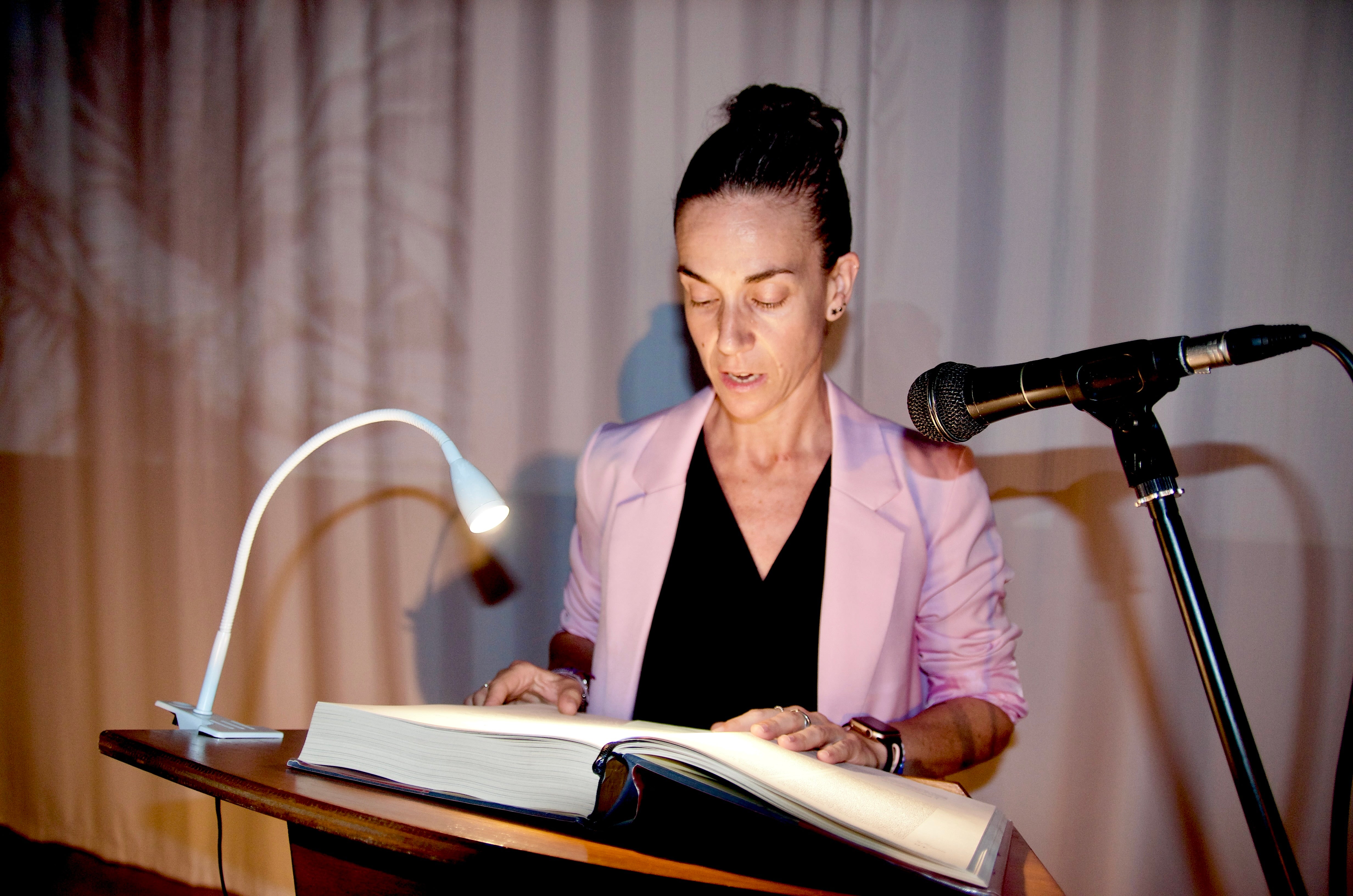 Huétor Vega lee 'El Quijote' en el Centro Huerta Cercada