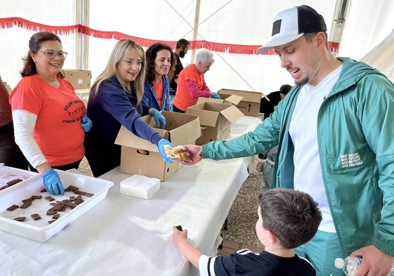 La concejala de Fiestas, Carolina Higueras, repartiendo los hornazos.