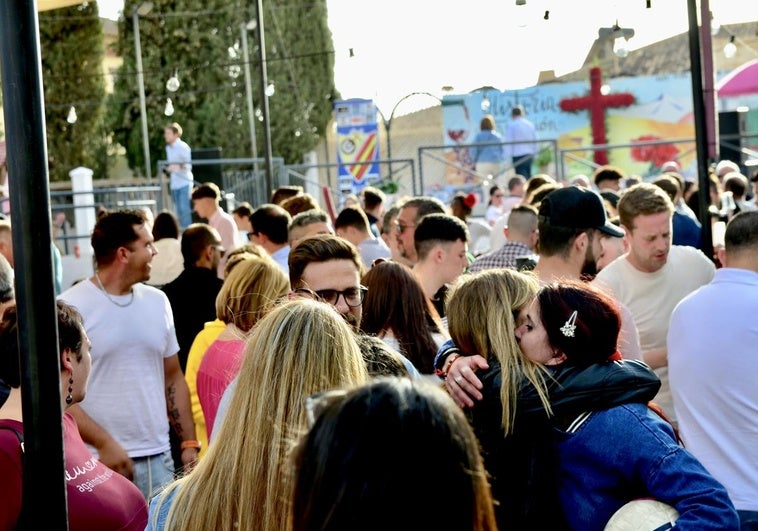 Ambiente de cruces en Huétor Vega.