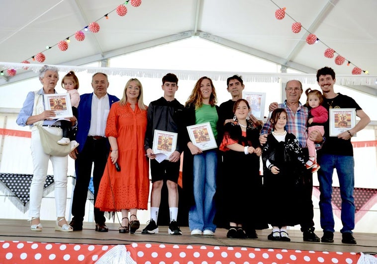 El alcalde y la concejala de Fiestas, con los ganadores del concurso de cruces este año.