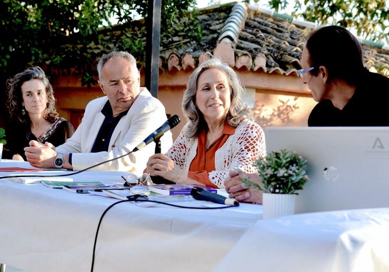Olga Calvente, Mario del Paso, María Rosal y José Cabrera Martos, en la charla desarrollada en el escenario del Carmen de San Rafael.