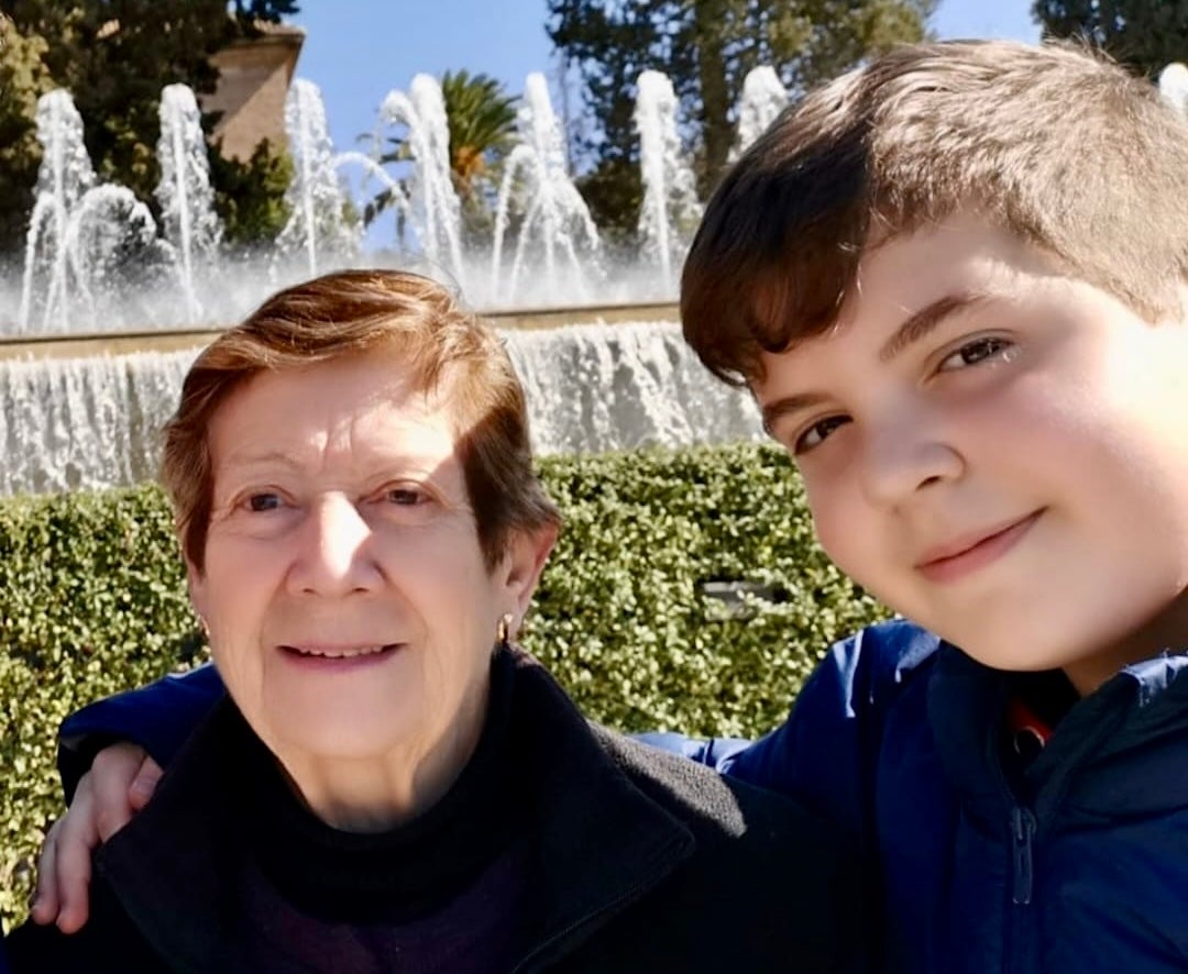 Manuel con su abuela, en una imagen del archivo familiar.