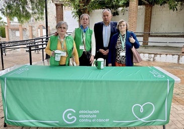 El alcalde de Huétor Vega, Mario del Paso, en la mesa instalada este jueves en la Plaza de la Cañadilla.