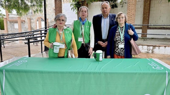 El alcalde de Huétor Vega, Mario del Paso, en la mesa instalada este jueves en la Plaza de la Cañadilla.