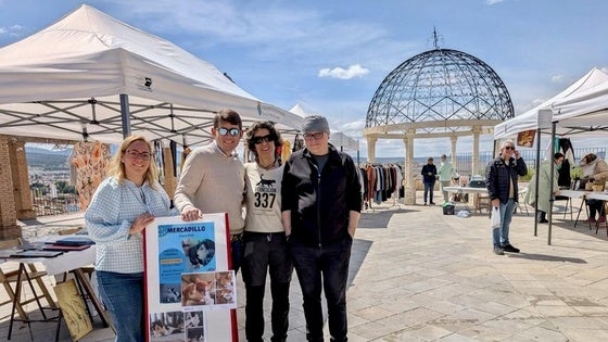 Imagen del primer mercadillo solidario de la asociación Vega, el año pasado.