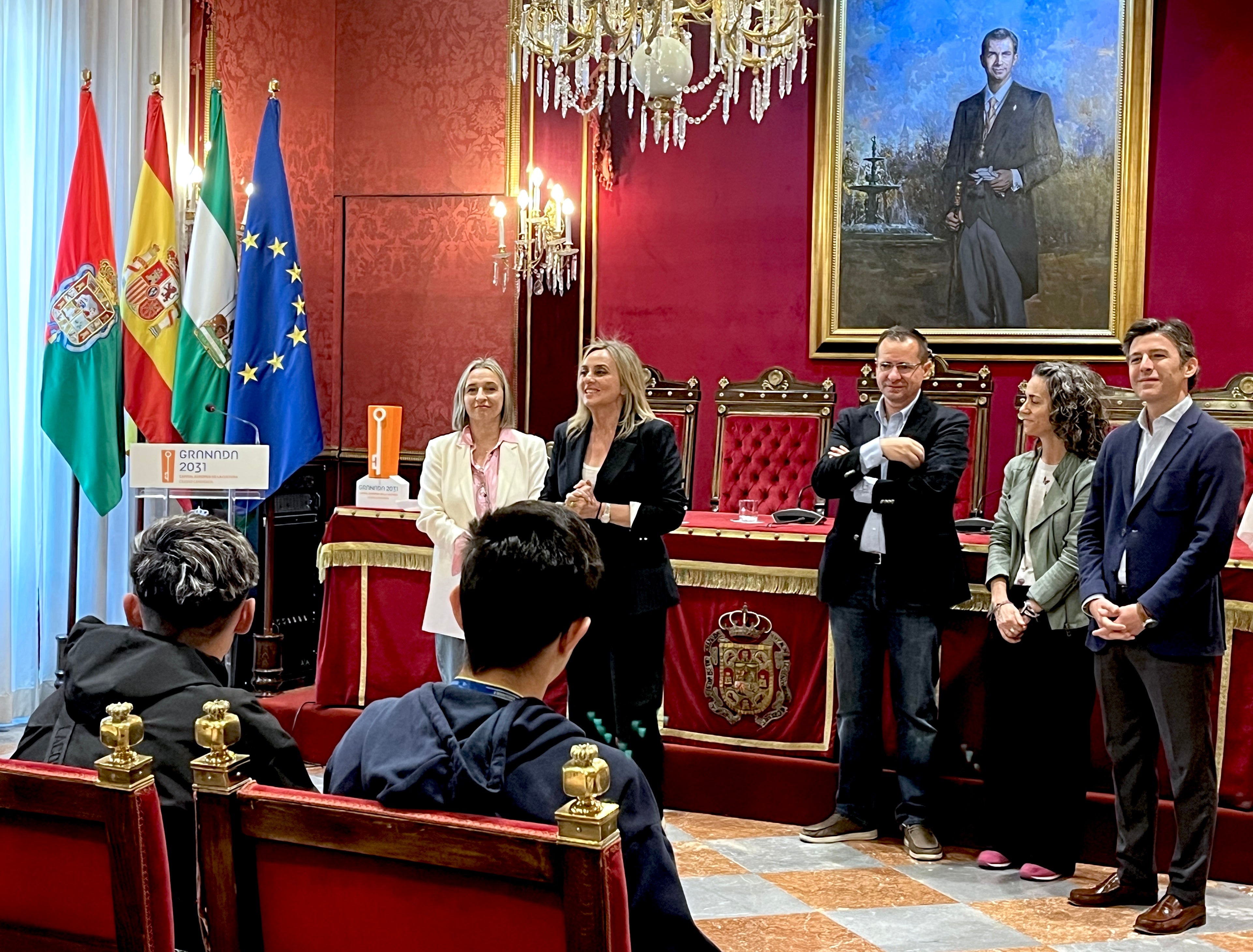 Encuentro con la alcaldesa de Granada, Marifrán Carazo, en el salón de plenos.
