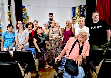 IU Huétor Vega entrega la recaudación de los premios al grupo teatral de Paco López.