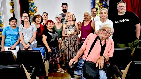 El grupo de teatro de Paco López recibe la recaudación de los Premios Maestro José Agudo