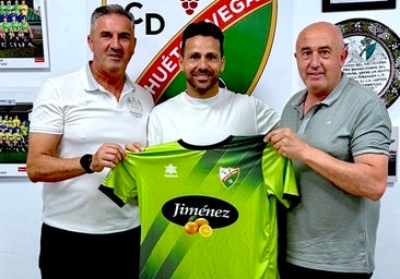 Javier Vilaseca, en el centro, presentado como nuevo entrenador del CD Huétor Vega.