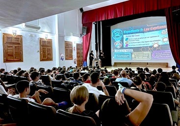 Sesión didáctica en el Centro Social La Nava con el agente tutor de Maracena como invitado.
