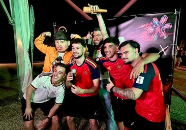 La juventud celebra el pase de España a semifinales en el Vega Youth Fest